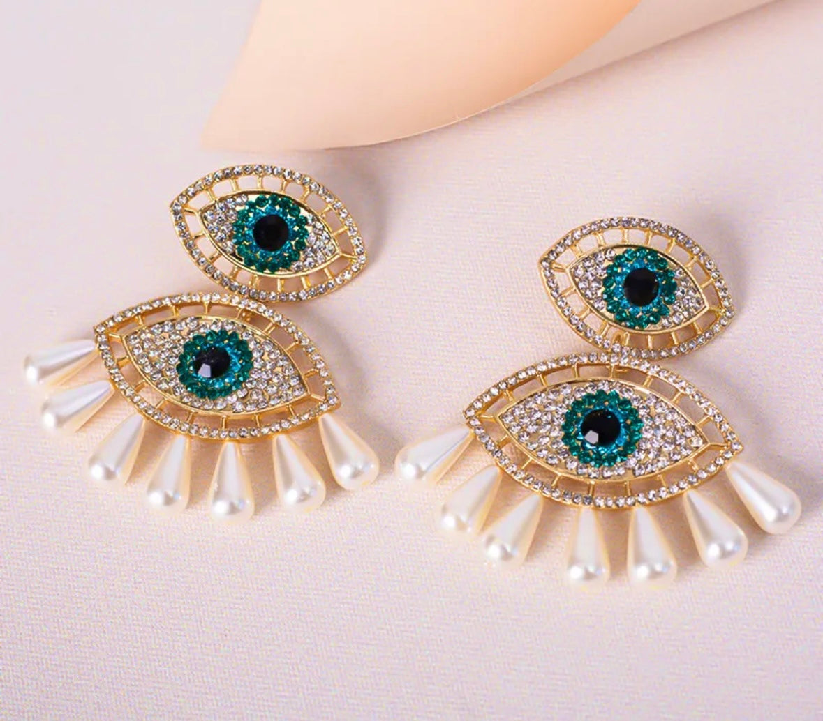 PRETTY EYES STATEMENT EARRINGS