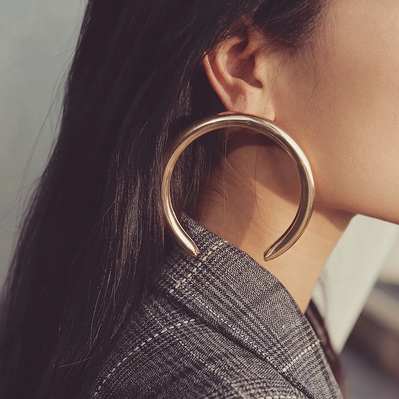 HORSESHOE STATEMENT HOOPS